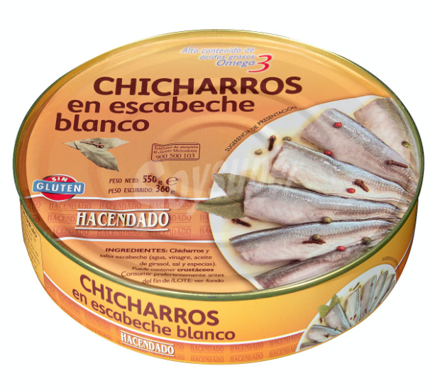 Salteado de ajetes y gambas con chicharros en escabeche.